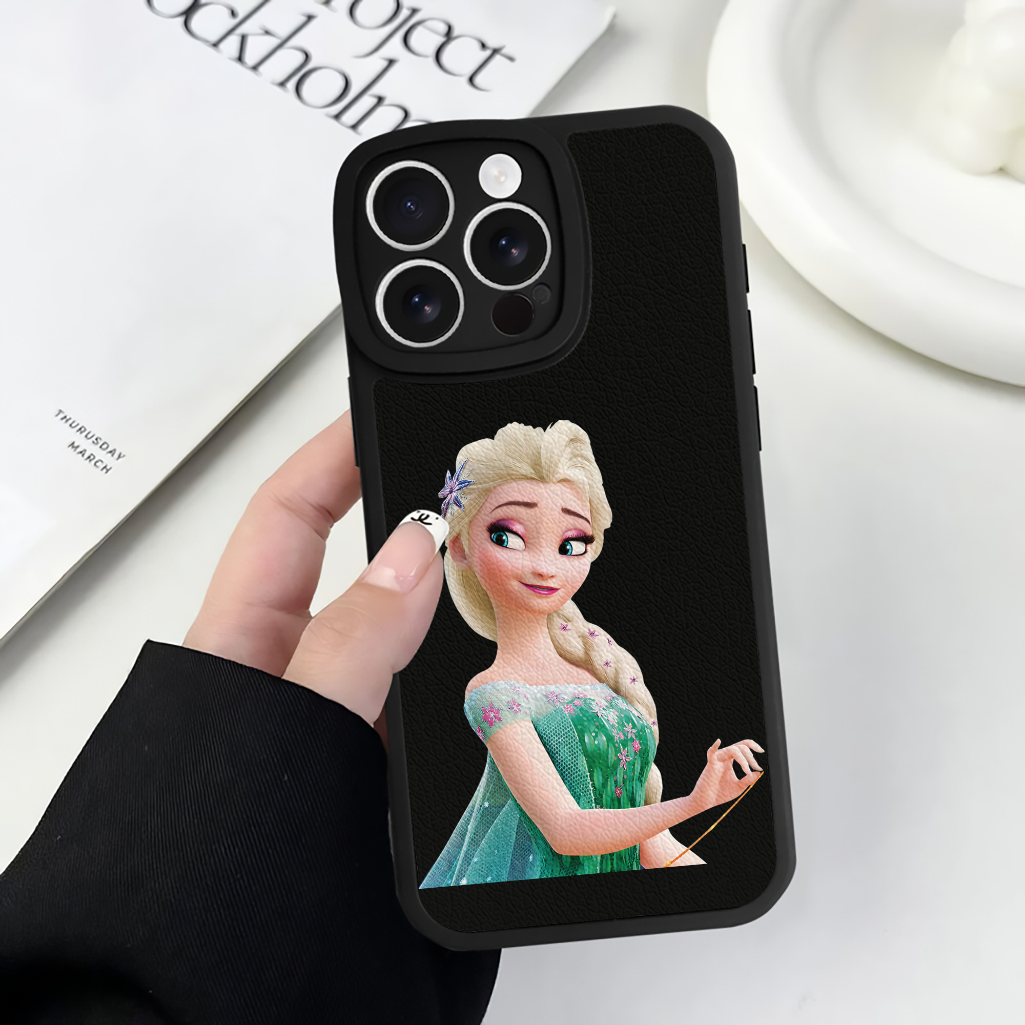 （画像用） アナと雪の女王 アンナ エルサ Frozen Anna Elsa 【iPhone 16シリーズ対応】シリコンスマホケース（レザー調） 材質：シリコン
